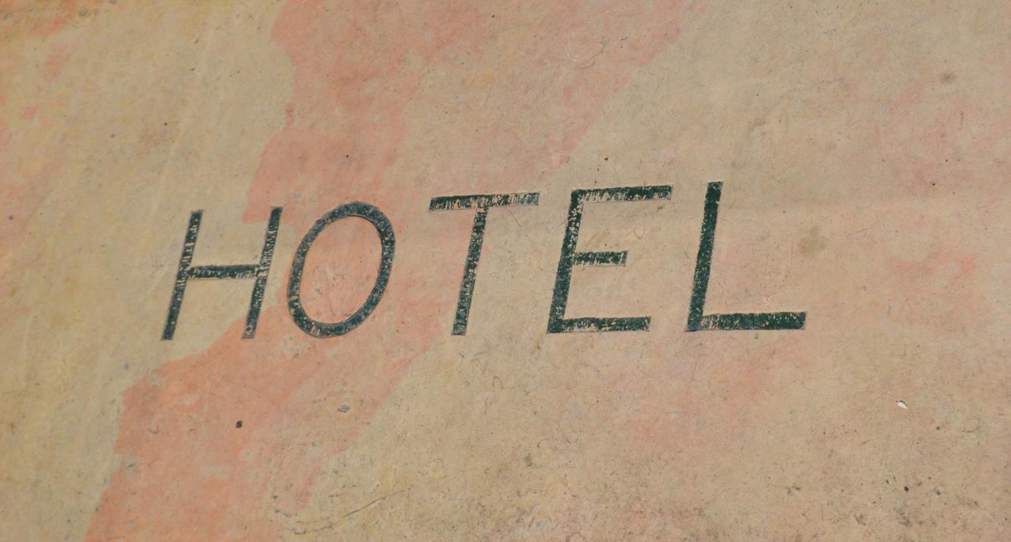 Hotel Du Commerce Pont-Saint-Esprit Dış mekan fotoğraf